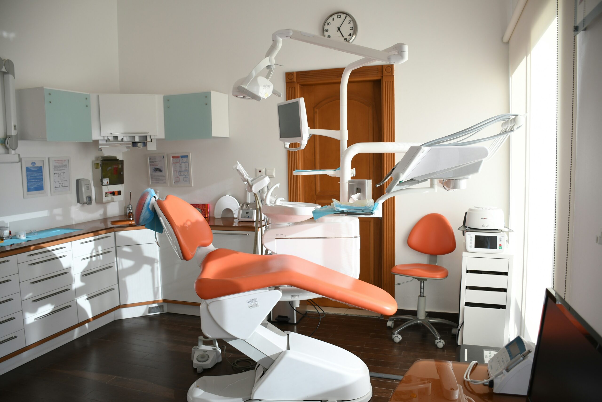 Where Does a Dental Assistant Work?